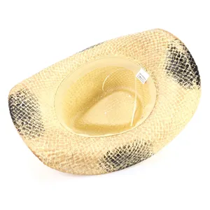 Détail chapeau cowboy paille avec bandeau intérieur et étiquette papier anti-soleil.