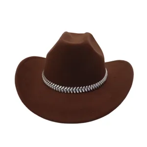 Detailansicht eines braunen Filz-Cowboyhuts mit glänzendem silbernen Strass-Blätter-Zierband.