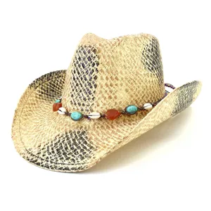Chapeau de paille western style avec imprimé serpent et bande de perles en pierres naturelles.