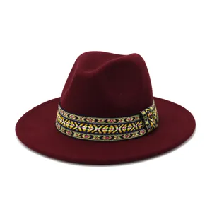 Vista detallada de sombrero fedora de lana de fieltro con cinta étnica y ala plana.