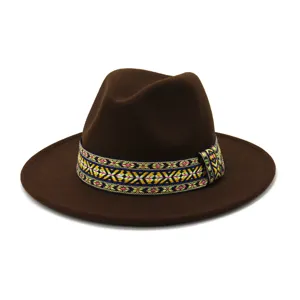 Detalle de sombrero fedora de fieltro marrón con cinta tejida étnica colorida y ala plana.