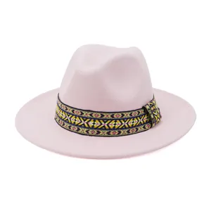 Vista de primer plano detallada de un elegante sombrero de fieltro rosa con banda tejida.