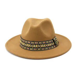 Primer plano de la cinta tejida colorida en el sombrero fedora de lana, mostrando detalles.