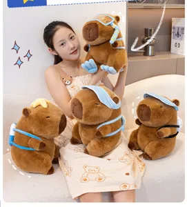 Mignon peluche capybara sportif avec sac à dos de football, poupée douce câline cadeau d'anniversaire.