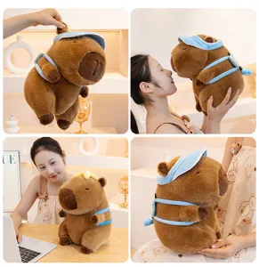 Adorable peluche capybara avec visière bleue et petit sac à dos, poupée douce.