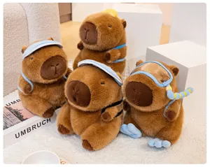 Adorable peluche capybara avec accessoires de sport, poupée en peluche douce cadeau détail.