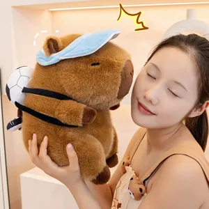 Mignon Capybara Peluche Animal En Peluche Poupée Avec Sac À Dos De Football Doux Coussin Compagnon De Dessin Animé Cadeau D'Anniversaire Pour Enfants