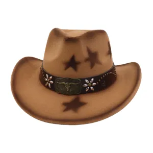 Gros plan détail du chapeau de cowboy occidental marron avec motif d'étoile et boucle.