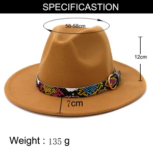 Vista detallada de un elegante sombrero fedora de lana con cinta de patrón de serpiente.