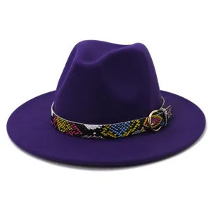 Sombrero fedora de lana morada con cinturon de serpiente colorido y hebilla metalica detalle.