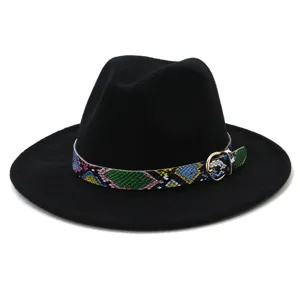 Primer plano del sombrero fedora de lana negra con cinturón de piel de serpiente colorida y hebilla.