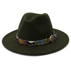 Sombrero fedora de lana verde oscuro con cinturón de serpiente colorido y hebilla dorada.