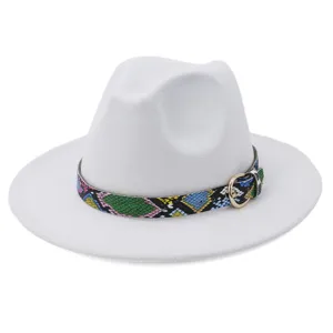 Detalle del sombrero fedora blanco con cinturón colorido de patrón de piel de serpiente y hebilla.