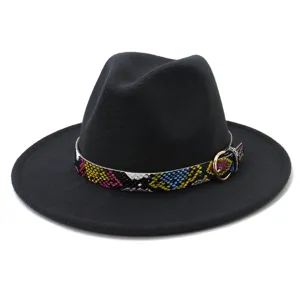 Vista detallada del sombrero fedora de lana con banda decorativa de serpiente colorida.