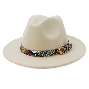 Primer plano del sombrero fedora con banda de serpiente colorida y hebilla metal.