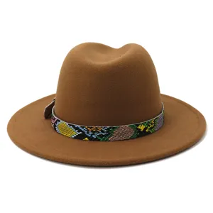 Sombrero fedora de lana marrón con detalle de cinturón con estampado de serpiente de colores