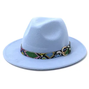 Sombrero fedora de fieltro azul claro con cinturón de serpiente colorido y hebilla dorada.