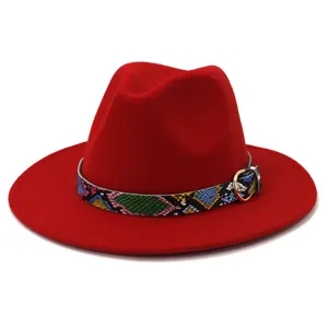 Sombrero fedora de lana roja con cinturón de serpiente colorido y hebilla dorada de invierno.