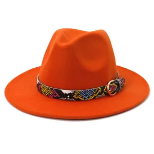 Elegante sombrero fedora de lana naranja con cinturón de patrón de serpiente colorido y hebilla.