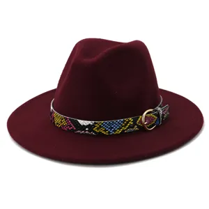 Vista detallada del sombrero fedora burdeos con cinturón de piel de serpiente y hebilla.