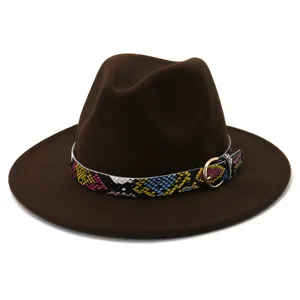 Vista detallada del sombrero fedora de lana marrón con cinturón de piel de serpiente y hebilla.
