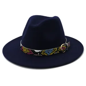Clásico sombrero fedora de lana azul marino con cinturón de serpiente colorido y hebilla.