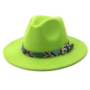 Primer plano detallado del sombrero fedora verde brillante con cinturón serpiente colorido.