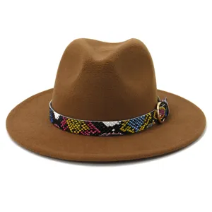 Vista detallada del sombrero fedora de lana marrón con cinturón de patrón de serpiente.