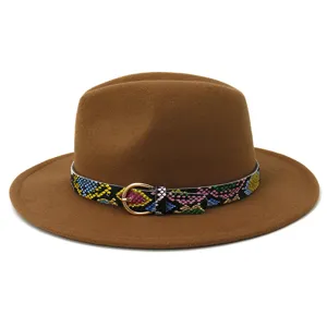 Estiloso sombrero fedora de lana marrón con un cinturón de serpiente colorido de otoño.
