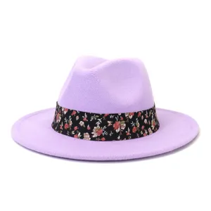 Detalle sombrero fedora de lana malva, gorra jazz ala ancha con cinta floral elegante.