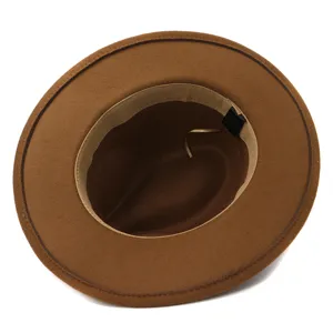 Vista detallada del sombrero fedora de lana marrón, forro interior y etiqueta.