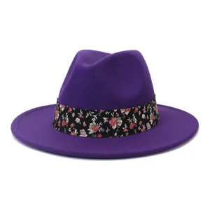 Vista detallada del sombrero de fieltro morado decorado con una elegante cinta floral negra.