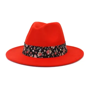 Elegante sombrero fedora de lana roja para hombres y mujeres con bonita cinta floral.