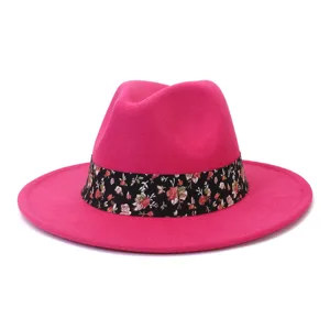 Vista detallada del elegante sombrero fedora de lana rosa fucsia con cinta floral para estilo chic.