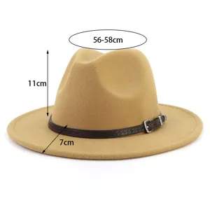 Vista detallada de un elegante sombrero fedora de lana camello con dimensiones y cinturón.
