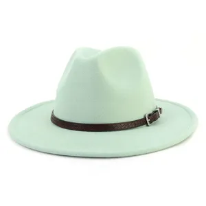 Primer plano del sombrero fieltro verde menta con cinturón de cuero estampado y hebilla metal.