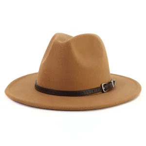 Detalle en primer plano del elegante sombrero fedora de lana marrón con un cinturón.