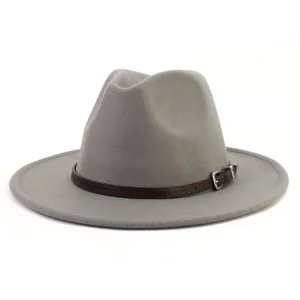 Detalle de sombrero fedora gris con correa de cuero marrón texturizada y hebilla de metal.