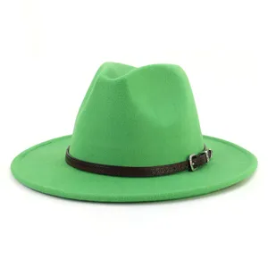 Sombrero fedora de lana verde con cinturón de patrón marrón y hebilla plateada otoño.