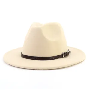 Vista de primer plano del sombrero fedora de lana beige con un cinturón de cuero marrón y hebilla.