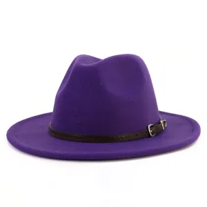 Vista detallada de un sombrero de fieltro morado con cinturón marrón y hebilla metálica.