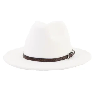 Detalle de sombrero fedora de fieltro blanco clásico, elegante correa de cuero marrón.