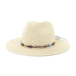 Chapeau de paille classique avec bande de perles, parfait pour la plage et l'été.