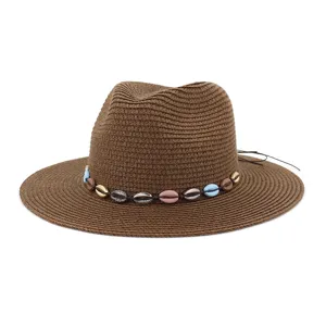 Chapeau de paille marron style jazz avec coquillages colores pour protection solaire.