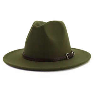 Primer plano del sombrero fedora de fieltro verde oscuro con cinturón de cuero y hebilla.