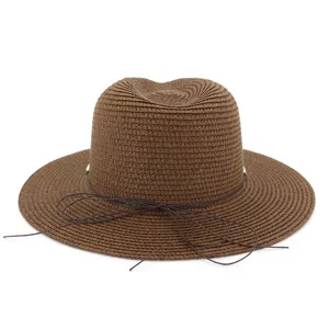 Détail chapeau paille marron, chapeau de plage anti-soleil, vue chapeau tressé loisir.