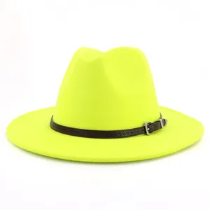 Detalle del sombrero de fieltro amarillo neón con cinturón de cuero marrón y ala ancha.