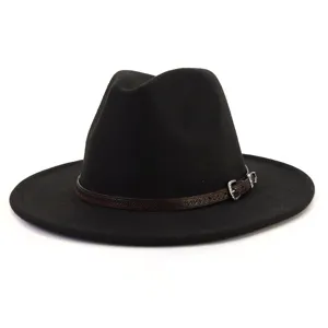 Detalle de sombrero fedora de lana negra con ala plana ancha y cinturón de cuero marrón.