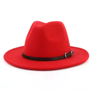 Sombrero fedora de fieltro de lana rojo para hombres y mujeres, con cinturón marrón y hebilla.
