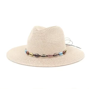 Chapeau fedora en paille tissée beige avec bande de coquillages colorés, chapeau de plage idéal.
